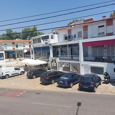 Newly Renovated With Free Street Parking דירה *