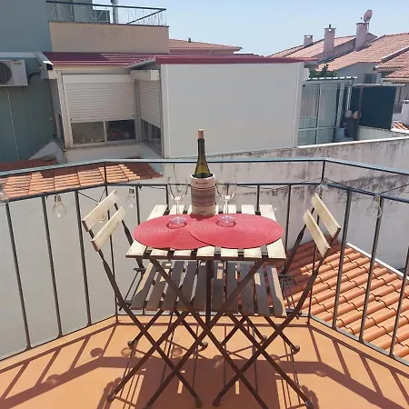 Newly Renovated With Free Street Parking Cascais