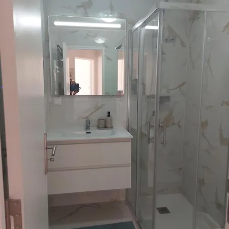 Newly Renovated With Free Street Parking Apartmán