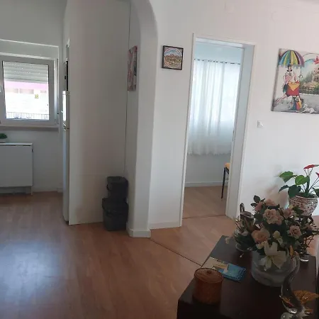 Newly Renovated With Free Street Parking Apartmán