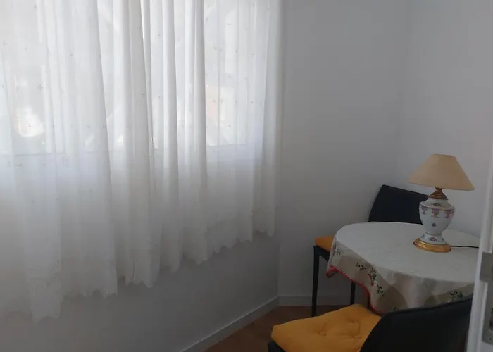 Апартаменты Newly Renovated With Free Street Parking Кашкайш