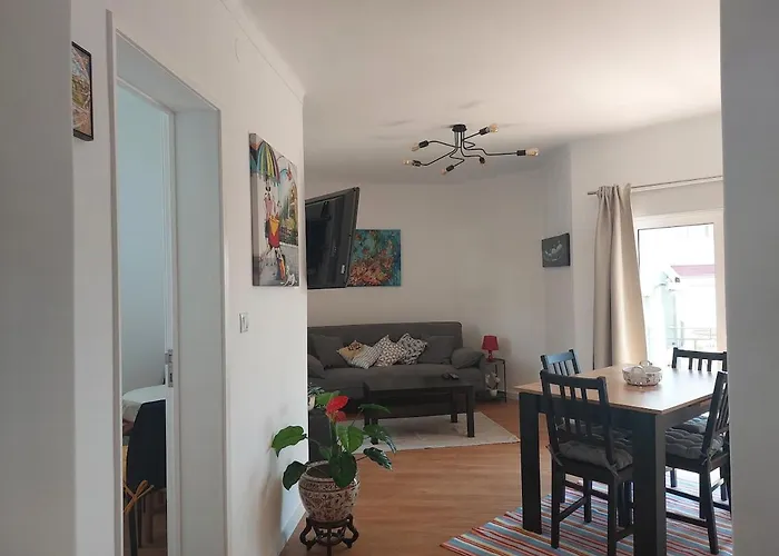 Newly Renovated With Free Street Parking Кашкайш