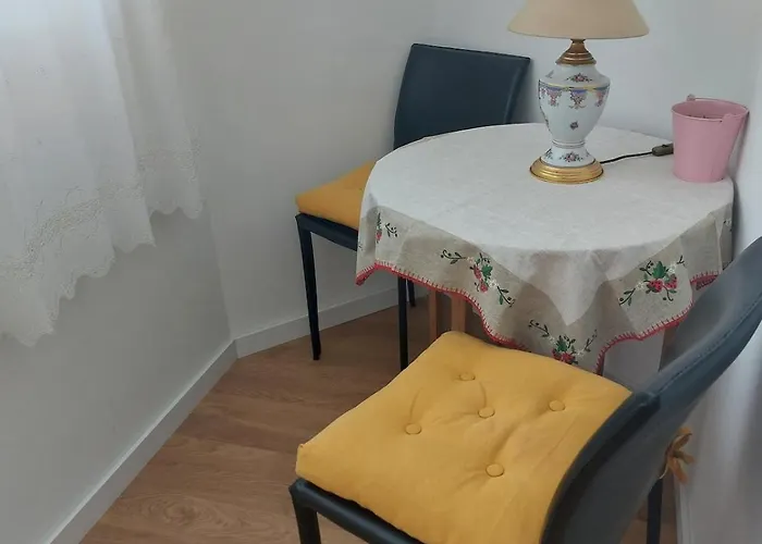 Апартаменты Newly Renovated With Free Street Parking Кашкайш
