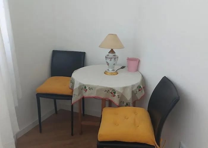 Апартаменты Newly Renovated With Free Street Parking Кашкайш